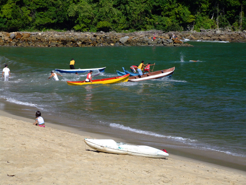 Fotos de Regata de canoas. Foto numero 3799190952. Fotografia da Pousada Pe na Areia, que fica em Boicucanga, próximo a Maresias, Litoral Norte de Sao Paulo (SP).